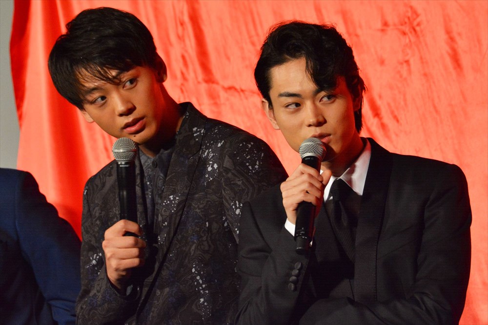 左から竹内涼真、菅田将暉。