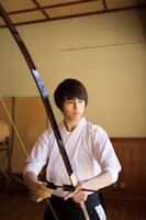 由木直潔役の松尾太陽。