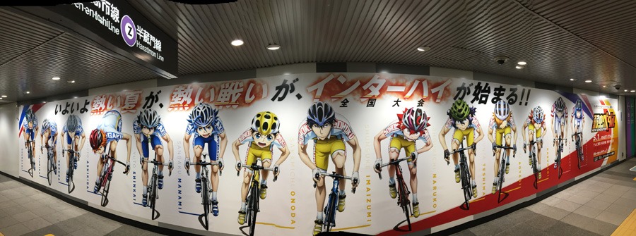 「弱虫ペダル NEW GENERATION」新ビジュアルを使用した渋谷駅の広告。