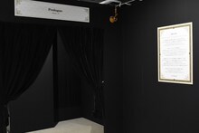 エントランスにはヤマザキコレの「ごあいさつ」も。