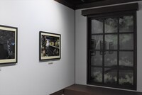 単行本の表紙イラストなどが並ぶ。