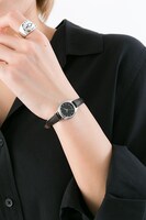 折原臨也をイメージした腕時計の着用例。