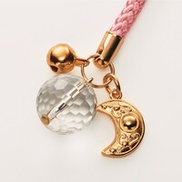 「美少女戦士セーラームーン 西陣織 月うさぎ花菱紋 高級長財布」の根付と三日月のチャーム。