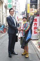 ドラマ「孤独のグルメ Season6」の撮影現場より。左から松重豊、濱田岳。(c)テレビ東京