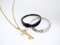 「進撃の巨人」とMATERIAL CROWNのコラボジュエリー。