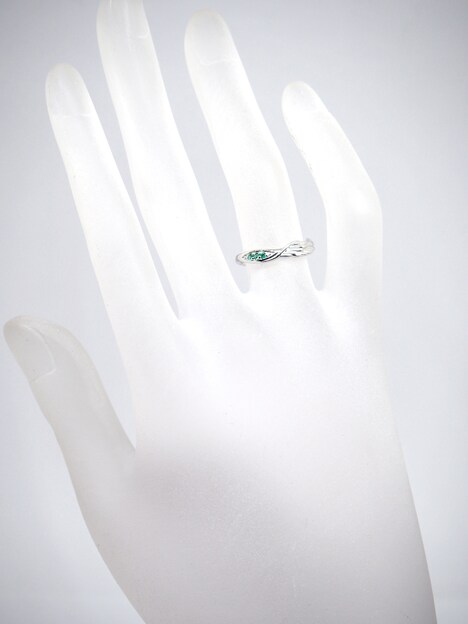 エレンをモチーフにしたシルバーリングの着用例。