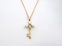 地下室の鍵をモチーフにしたシルバーネックレス。