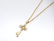 地下室の鍵をモチーフにしたシルバーネックレス。