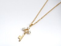 地下室の鍵をモチーフにしたシルバーネックレス。