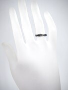 リヴァイをモチーフにしたシルバーリングの着用例。