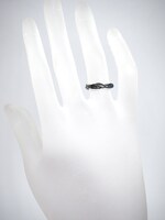 リヴァイをモチーフにしたシルバーリングの着用例。