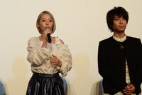 左から平野綾、柿原徹也。