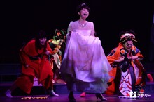 シアターコクーン・オンレパートリー2017「妄想歌謡劇『上を下へのジレッタ』」フォトコールより。写真中央、中川翔子。