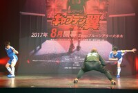 キャスト陣によるパフォーマンスの様子。