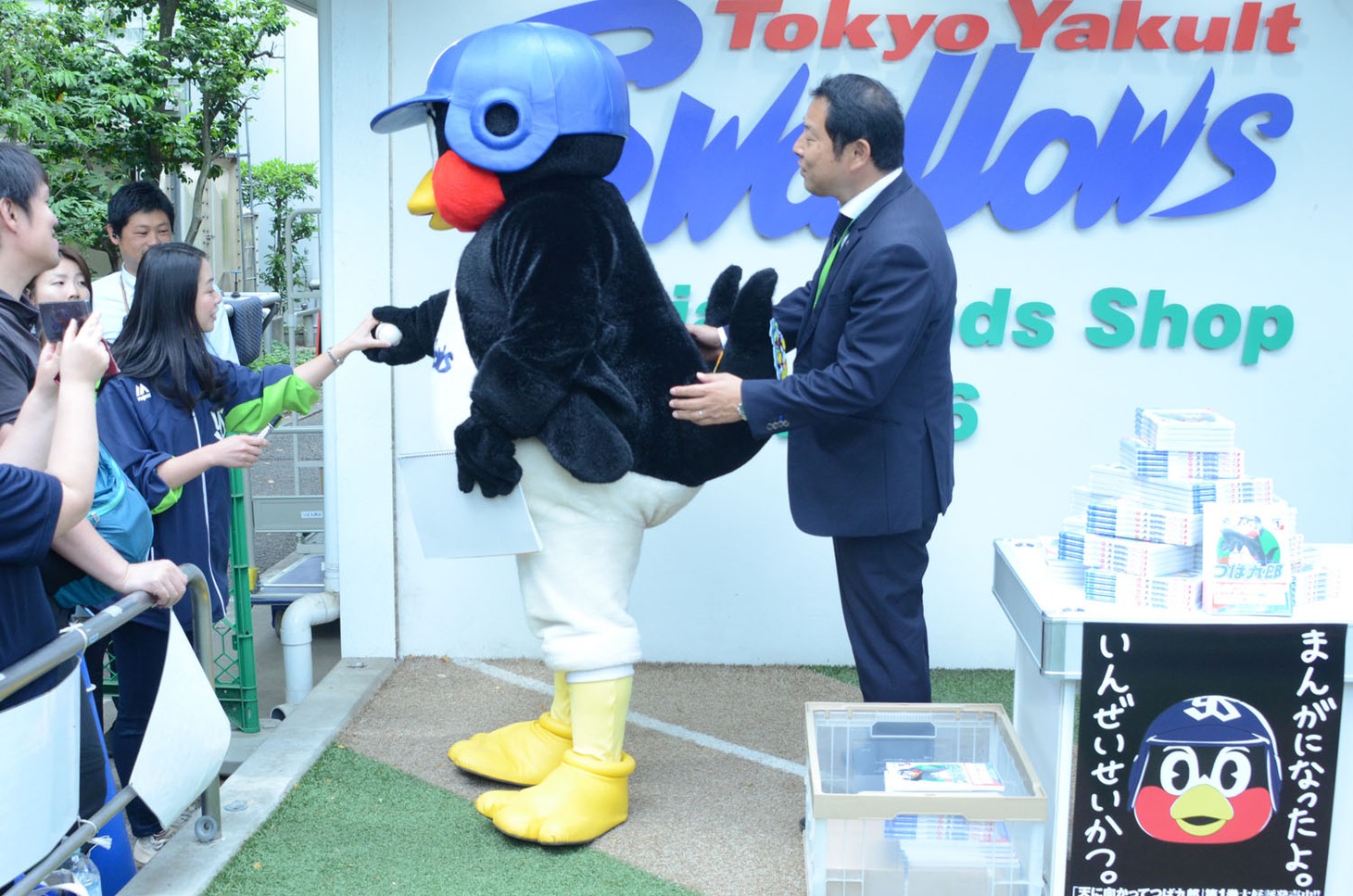 お渡し会の会場に入るつば九郎。