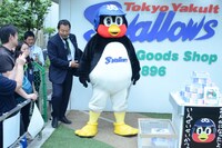 お渡し会のテーブルに案内されるつば九郎。