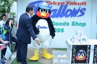 お渡し会のテーブルに案内されるつば九郎。