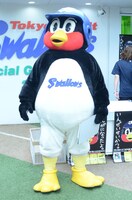 お渡し会に登場したつば九郎。