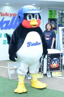 お渡し会に登場したつば九郎。