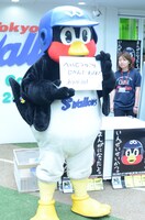 ファンに感謝の言葉を伝えるつば九郎。