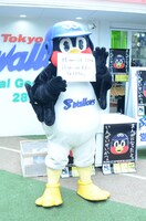 15時の回が余っていることをアピールするつば九郎。