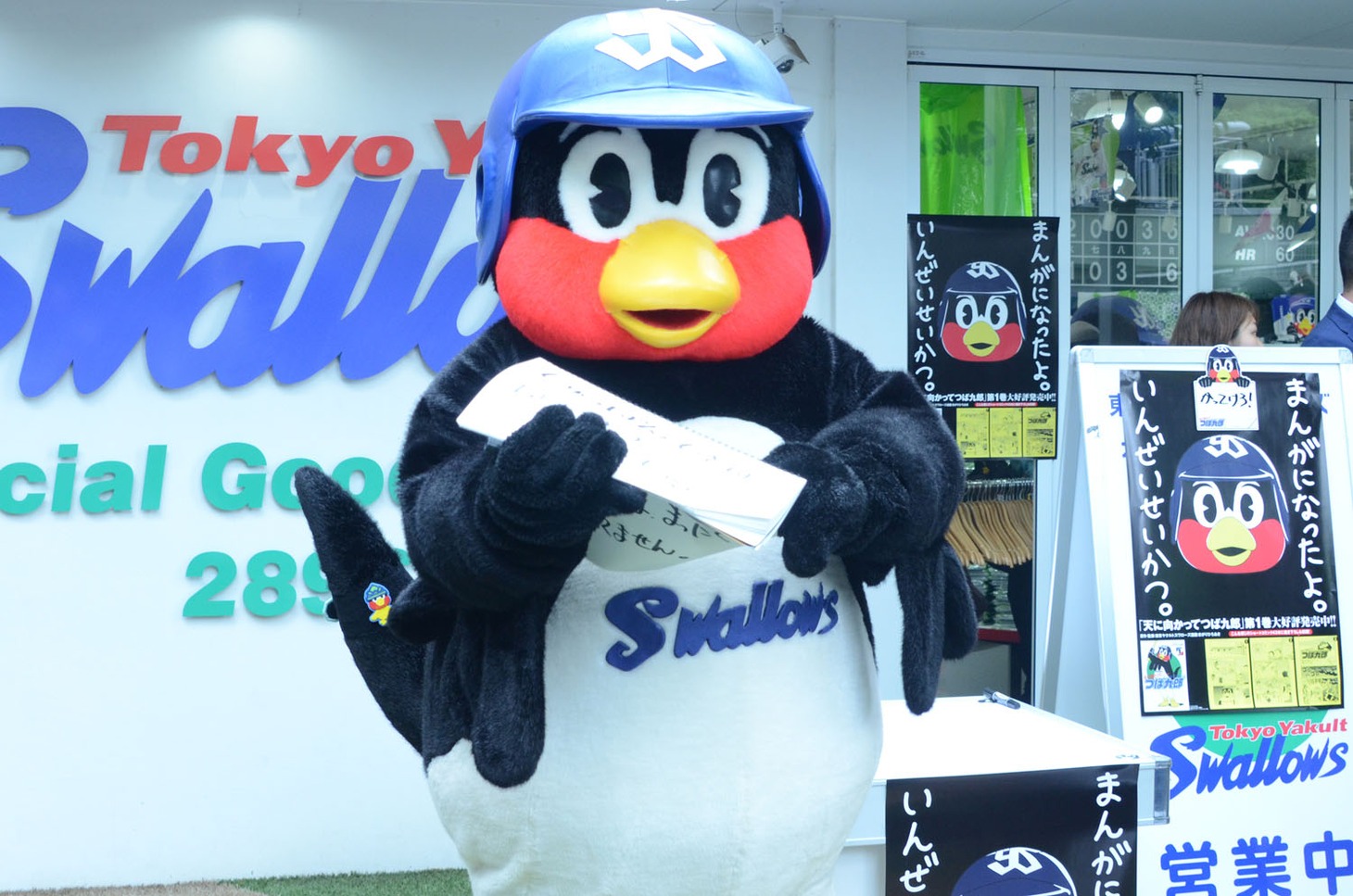 器用にスケッチブックをめくるつば九郎。