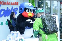 お渡し会をするつば九郎の様子。