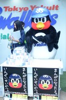 お渡し会をするつば九郎の様子。