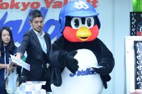 お渡し会をするつば九郎の様子。