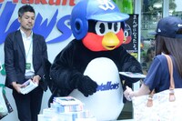 お渡し会をするつば九郎の様子。