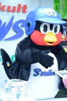 お渡し会をするつば九郎の様子。