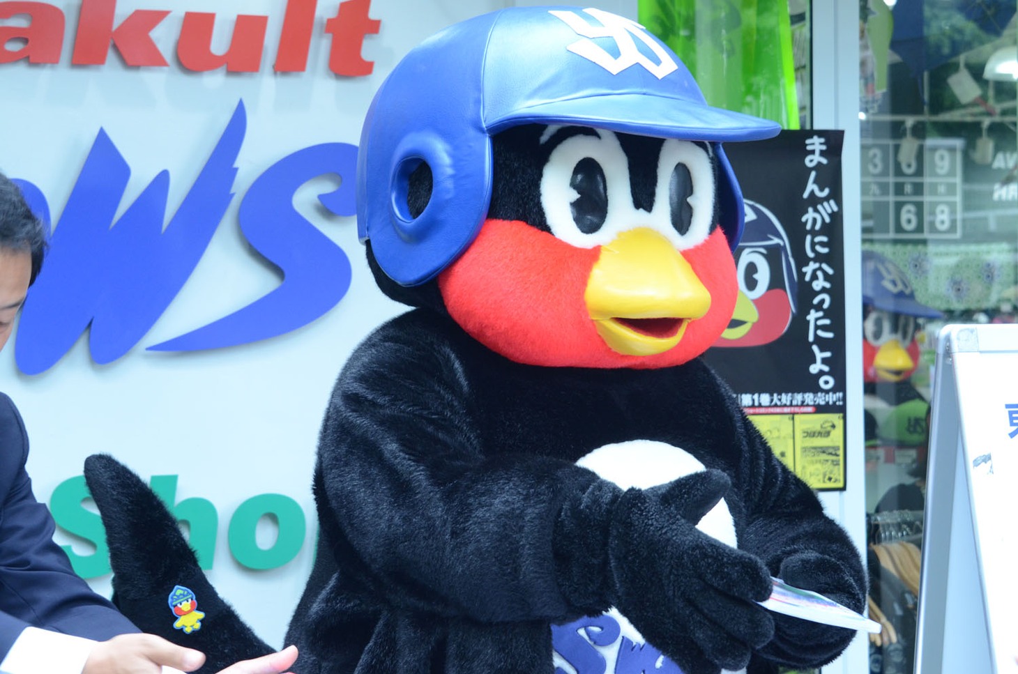 お渡し会をするつば九郎の様子。