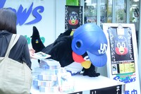 渡した本を落とされてショックを受けるつば九郎。