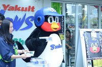 お渡し会をするつば九郎の様子。