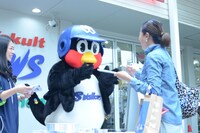 お渡し会をするつば九郎の様子。