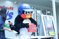 カープグッズをしまうつば九郎。