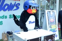 お渡し会用の単行本がなくなり、ほっとするつば九郎。