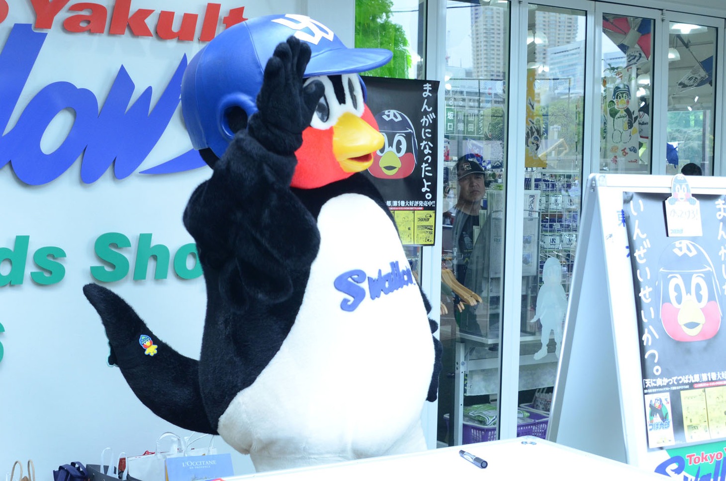 ファンに手を振るつば九郎。