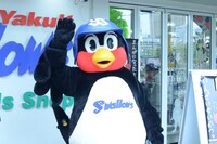 ファンに手を振るつば九郎。