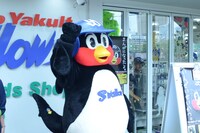 ファンに手を振るつば九郎。