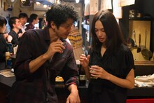 オダギリジョー演じるハギオと、臼田あさ美演じるツチダ。