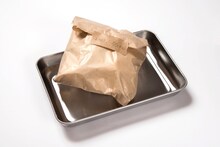 「本当にこれを食べるのか…？バーガー」(c)石田スイ／集英社