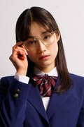 中村ゆりか扮する柿口依。
