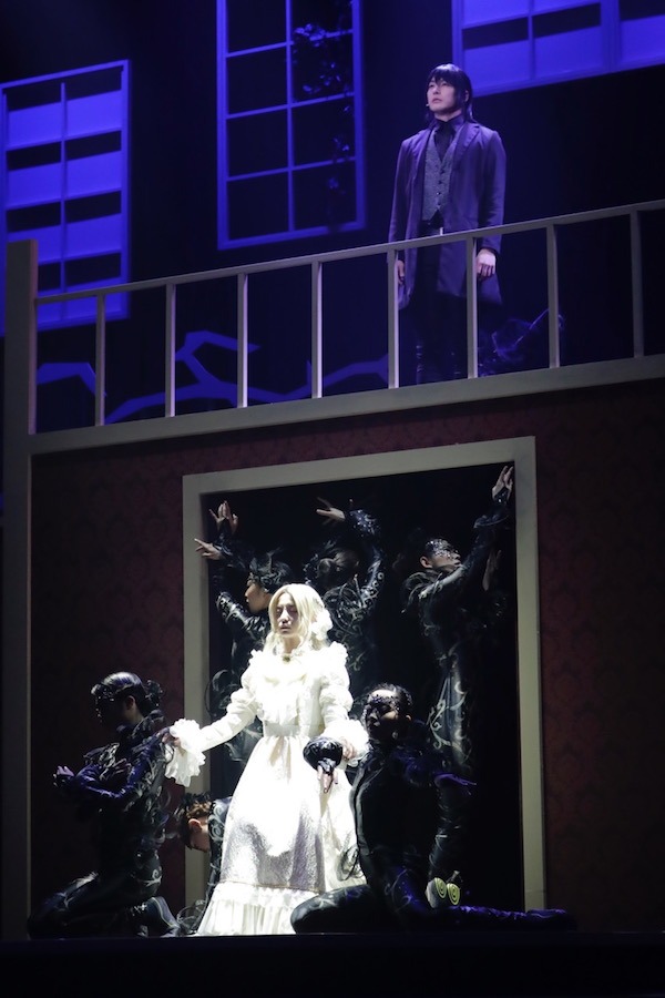 石黒英雄演じるディミトリと、入来茉里演じるアニエスカ。