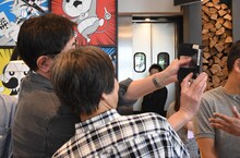 自撮りをするのむらしんぼと沢田ユキオ。