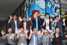 「おーはー」をする作家陣。上段左からのむらしんぼ、曽山一寿、森多ヒロ、永井ゆうじ、吉もと誠。下段左から和田誠編集長、松本しげのぶ、樫本学ヴ、沢田ユキオ、たかはしひでやす。