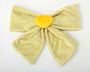 「ガッシュ風ブランケット」のリボンとブローチ。