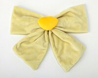 「ガッシュ風ブランケット」のリボンとブローチ。