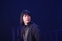 石黒英雄演じるディミトリ。