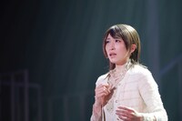 名塚佳織演じる鳴沢瞳子。